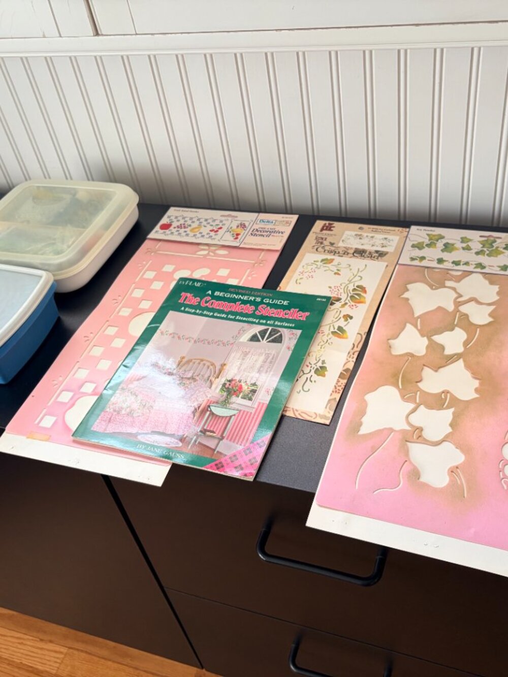 Beginners Stencil Kit - booklet, brushes, paint, markers, 3 stencils, 2 containe